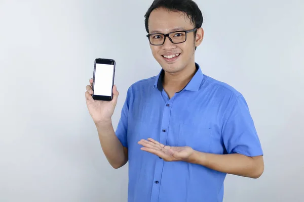 Jovem Asiático Vestir Camisa Azul Está Sorrindo Apontando Espaço Branco — Fotografia de Stock