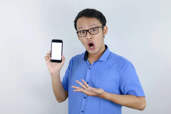 Junger Asiatischer Mann Blauem Hemd Steht Und Schockiert Mit Dem — Stockfoto