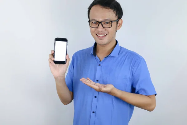 Jovem Asiático Vestir Camisa Azul Está Sorrindo Apontando Espaço Branco — Fotografia de Stock