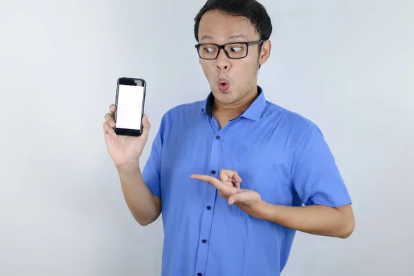 Junger Asiatischer Mann Blauem Hemd Steht Und Schockiert Mit Dem — Stockfoto