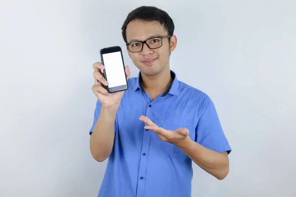 Mladý Asijský Muž Nosit Modré Tričko Stojí Usmívá Ukazuje Bílé — Stock fotografie