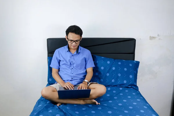 Jovem Asiático Homem Sorriso Desfrutar Quando Trabalha Casa Homem Sentado — Fotografia de Stock