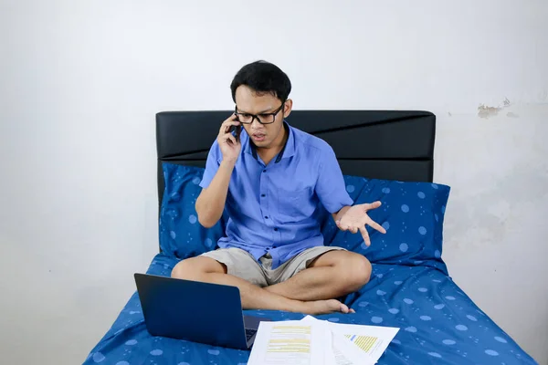 Jovem Asiático Homem Está Trabalhando Casa Com Chamada Smartphone Homem — Fotografia de Stock