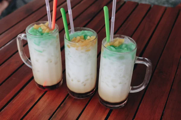 Cendol 爪哇传统饮料 人参是一种冰甜甜的甜食 含有几滴蠕虫状的绿色米粉果冻 椰奶和棕榈糖糖浆 — 图库照片