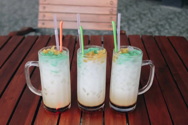 Cendol 爪哇传统饮料 人参是一种冰甜甜的甜食 含有几滴蠕虫状的绿色米粉果冻 椰奶和棕榈糖糖浆 — 图库照片