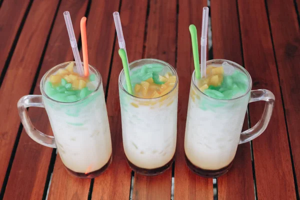 Cendol 爪哇传统饮料 人参是一种冰甜甜的甜食 含有几滴蠕虫状的绿色米粉果冻 椰奶和棕榈糖糖浆 — 图库照片