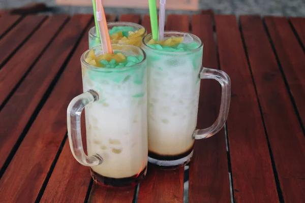 Cendol 爪哇传统饮料 人参是一种冰甜甜的甜食 含有几滴蠕虫状的绿色米粉果冻 椰奶和棕榈糖糖浆 — 图库照片