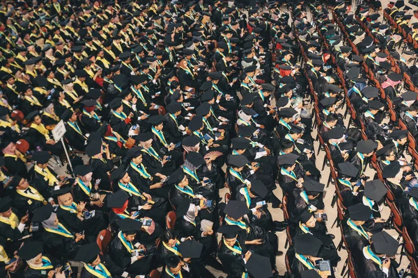 Siyahlar Içinde Bir Grup Üniversite Mezunu Üniversite Mezuniyet Töreni Için — Stok fotoğraf