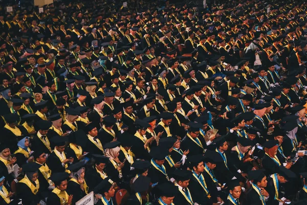 Visão Superior Grupo Graduados Universitários Vestidos Pretos Alinha Para Grau — Fotografia de Stock
