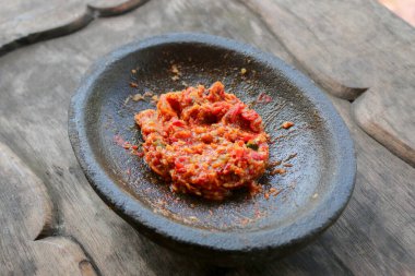 Taş havan (cobek) üzerinde taze sambal servis edilir. Sambal, Endonezya 'dan geleneksel bir sostur..