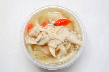 Beyaz istiridye mantarı çorbası ya da Cha Sop Jamur tiramı. Endonezya 'dan yerel çorba ve biraz acı biber..