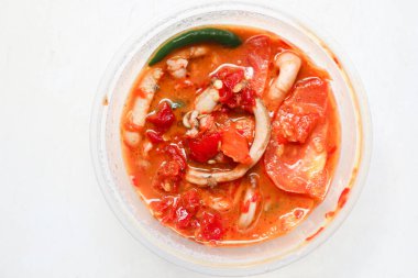 Sambal veya Sambal cumi. Kızarmış acılı sos. Endonezyalı Sambal. Asya mutfağı.