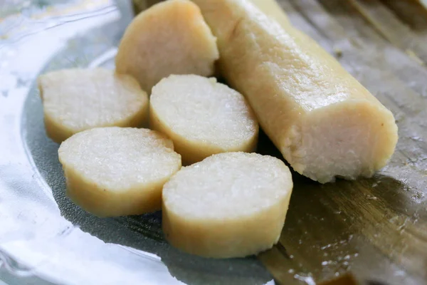 米饼或通称龙头肉的特写照片 用香蕉叶包裹 用中央番石榴包裹在盘子里的传统食物 — 图库照片