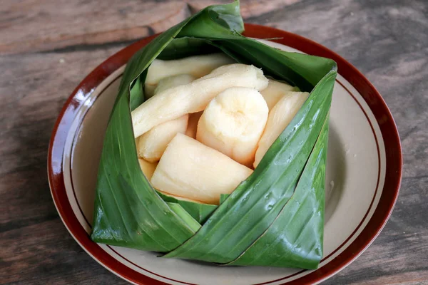 TapaiまたはTapeまたはPeuyeumは インドネシアの伝統的な食品スナックで 発酵キャッサバから作られています バナナの葉に盛り — ストック写真