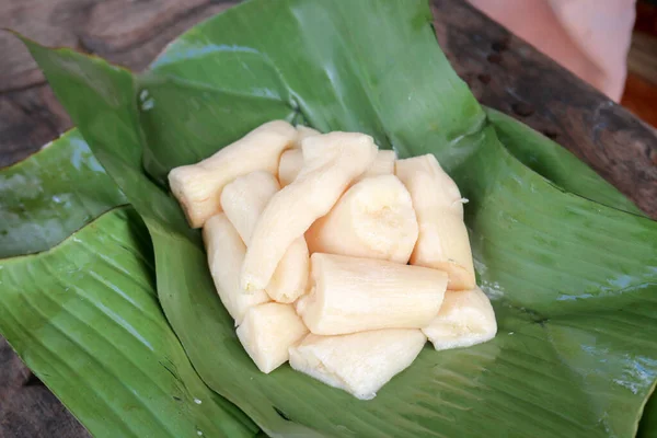 塔帕伊或磁带或牡丹是来自印度尼西亚的传统食品小吃 由发酵木薯制成 在香蕉叶上服务 — 图库照片