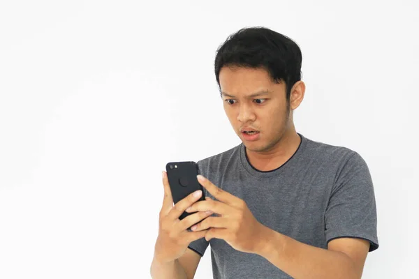 Wow Gesicht Ihres Asiatischen Mannes Schockiert Smartphone Auf Isoliertem Grauen — Stockfoto