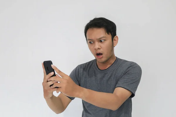 Wow Ansikte Din Asiatiska Mannen Chockade Vad Han Ser Smartphone — Stockfoto