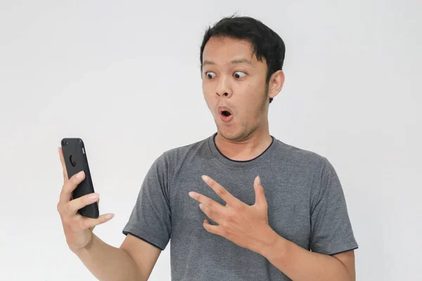 Wow Ansikte Din Asiatiska Mannen Chockade Vad Han Ser Smartphone — Stockfoto