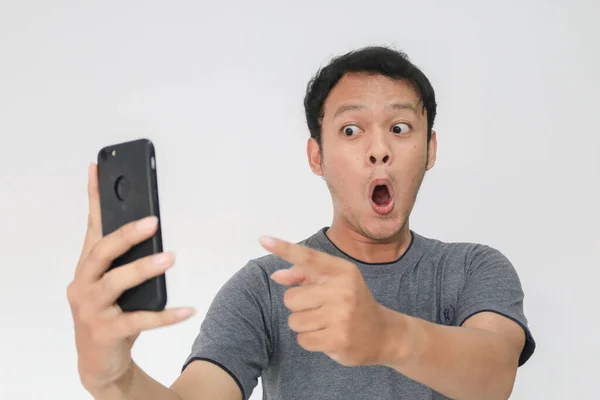 Wow Gesicht Ihres Asiatischen Mannes Schockiert Smartphone Auf Isoliertem Grauen — Stockfoto