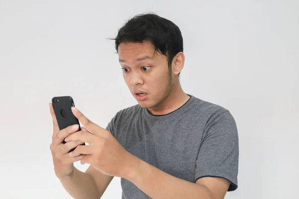 Wow Wajah Pria Asia Anda Terkejut Apa Yang Lihat Smartphone — Stok Foto