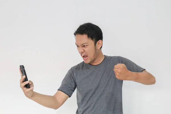 Enojado Joven Asiático Enojan Teléfono Inteligente Indonesia Hombre Usar Camisa —  Fotos de Stock