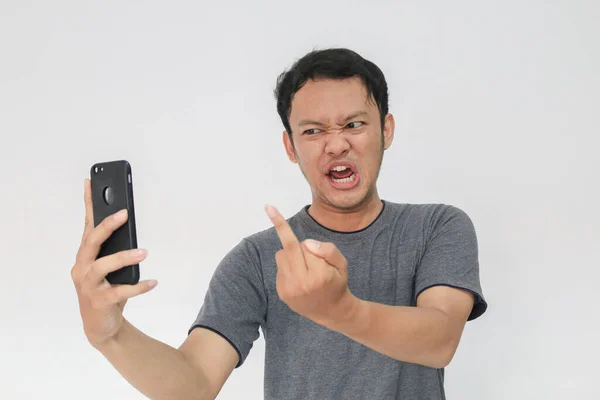 Pemuda Asia Pemarah Marah Smartphone Pria Indonesia Mengenakan Kemeja Hitam — Stok Foto