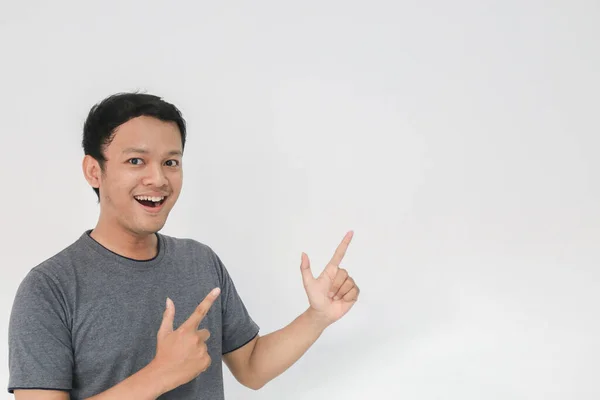 Wow Och Förvånad Ansikte Med Leende Ung Asiatisk Man Grå — Stockfoto