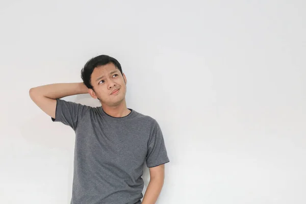 Jonge Aziatische Man Dragen Grijs Shirt Met Denken Kijken Idee — Stockfoto