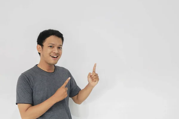 Wow Překvapený Obličej Úsměvem Mladého Asijského Muže Šedém Tričku Ukazatelem — Stock fotografie