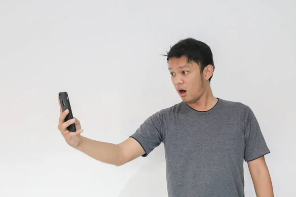 Wow Face Your Asian Man Shocked What See Smartphone Isolated — Stock Photo, Image
