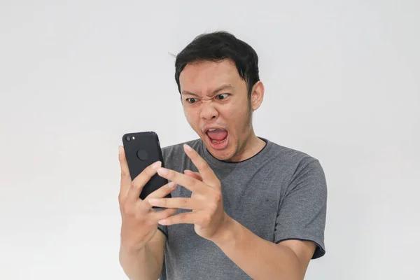 Wow Ansikte Din Asiatiska Mannen Chockade Vad Han Ser Smartphone — Stockfoto