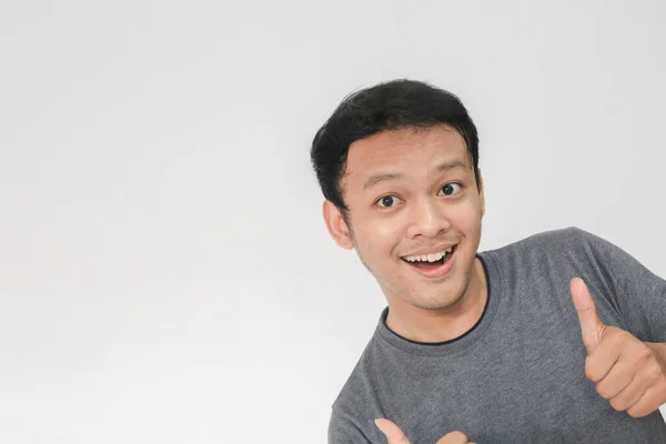 Jonge Aziatische Man Dragen Grijs Shirt Met Vrolijke Glimlach Gezicht — Stockfoto