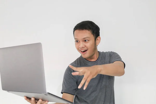 티셔츠를 아시아 청년은 컴퓨터를 행복하고 미소짓는다 — 스톡 사진