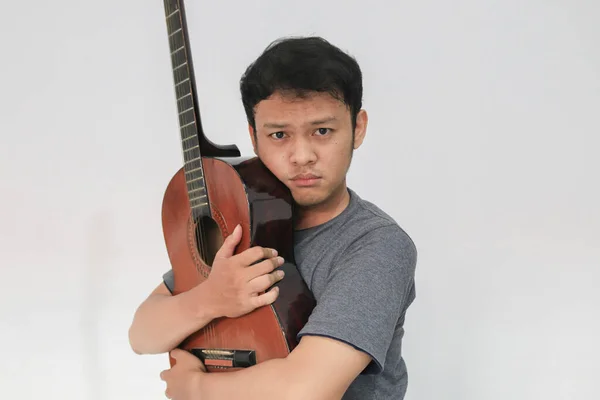 Jovem Músico Asiático Que Está Triste Abraçando Sua Guitarra — Fotografia de Stock