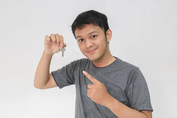 Jovem Ásia Homem Com Feliz Rosto Mostrando Chave — Fotografia de Stock