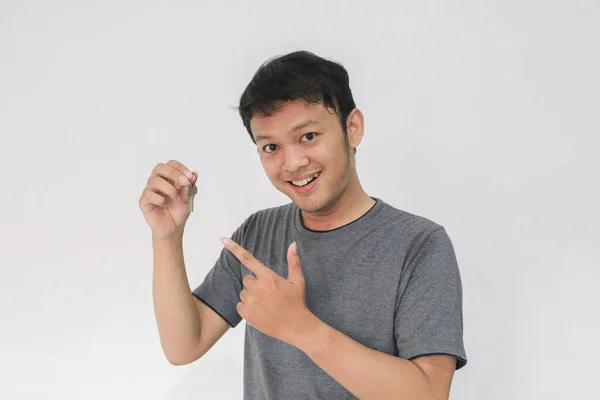 Jovem Ásia Homem Com Feliz Rosto Mostrando Chave — Fotografia de Stock