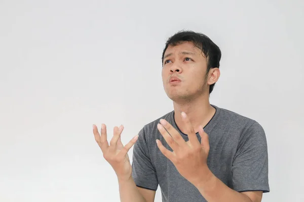 Ung Asiatisk Man Grå Shirt Ber Med Sorgset Ansikte — Stockfoto