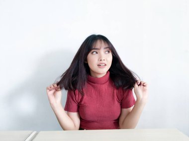 Göğsüne dokunan güzel Asyalı kızın şok olmuş yüzü kırmızı gömlek giyiyor. Reklam modeli konsepti.