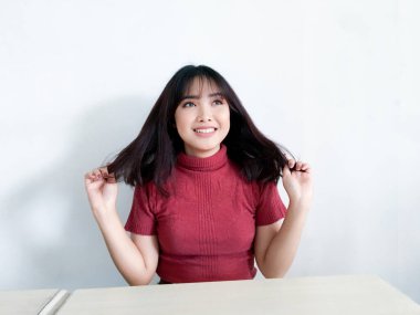 Göğsüne dokunan güzel Asyalı kızın şok olmuş yüzü kırmızı gömlek giyiyor. Reklam modeli konsepti.