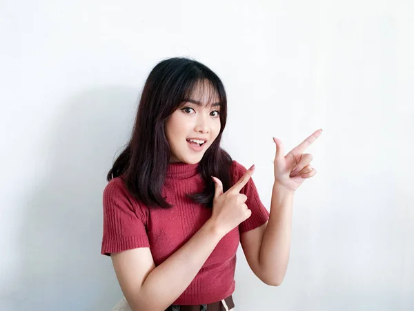 Счастливое Улыбающееся Лицо Улыбкой Молодой Азиатки Красной Рубашке Указателем Руки — стоковое фото