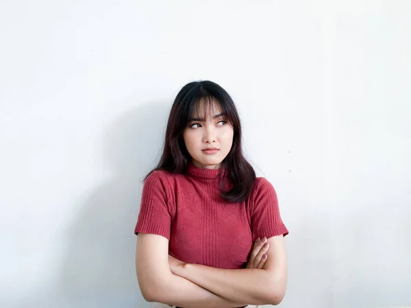 Güzel Asyalı Kız Kızgın Kızgın Kolları Beyaz Arka Planda Kapalı — Stok fotoğraf