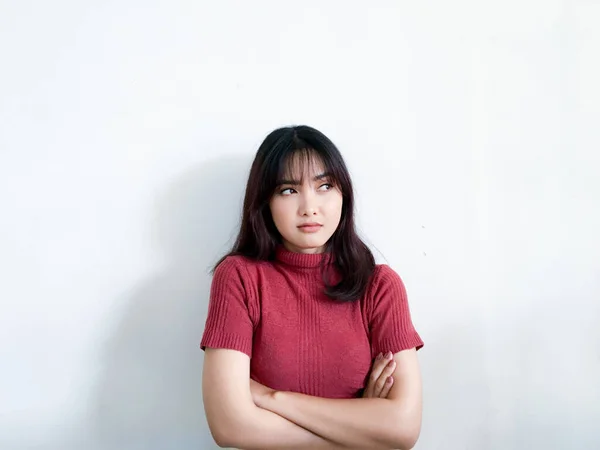 Krásná Asijské Dívka Šílený Naštvaný Pažemi Složené Izolované Bílém Pozadí — Stock fotografie