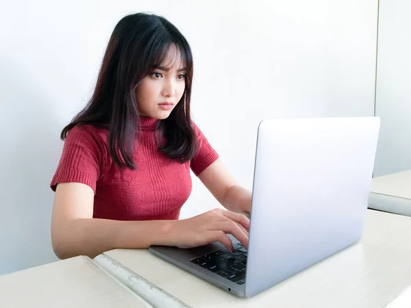 Menina Bonita Asiática Séria Pensando Frente Laptop Fundo Branco Isolado — Fotografia de Stock