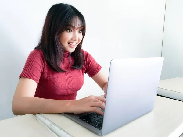 Mulher Asiática Usa Camisa Vermelha Com Laptop Sentindo Gritos Animados — Fotografia de Stock