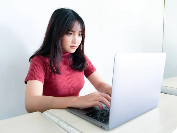 Menina Bonita Asiática Séria Pensando Frente Laptop Fundo Branco Isolado — Fotografia de Stock