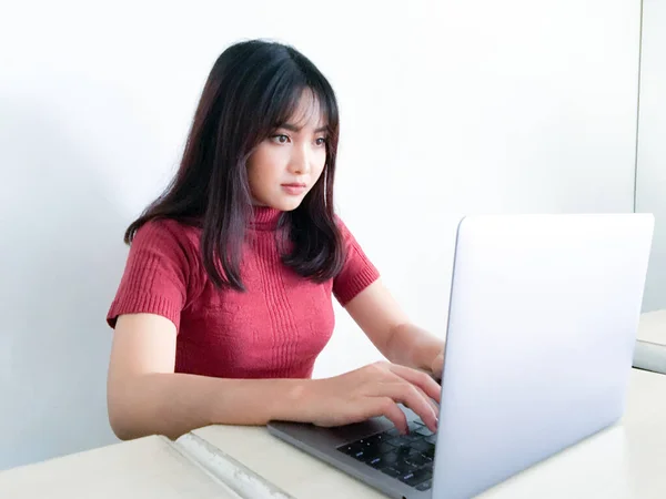 Menina Bonita Asiática Séria Pensando Frente Laptop Fundo Branco Isolado — Fotografia de Stock