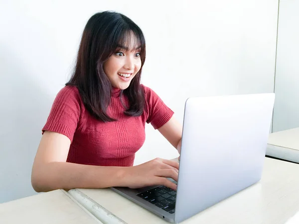 Mulher Asiática Usa Camisa Vermelha Com Laptop Sentindo Gritos Animados — Fotografia de Stock