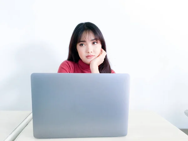 Ásia Bela Cabelo Menina Confuso Entediado Frente Laptop Isolado Branco — Fotografia de Stock