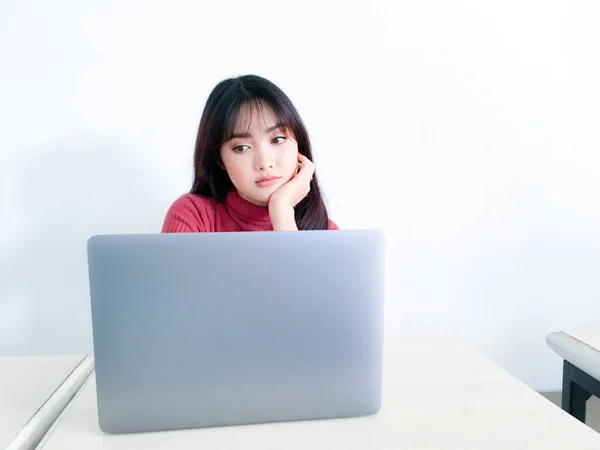 Ásia Bela Cabelo Menina Confuso Entediado Frente Laptop Isolado Branco — Fotografia de Stock