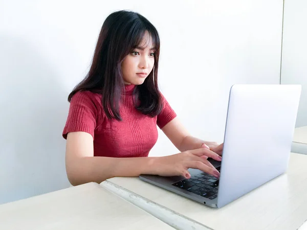 Menina Bonita Asiática Séria Pensando Frente Laptop Fundo Branco Isolado — Fotografia de Stock